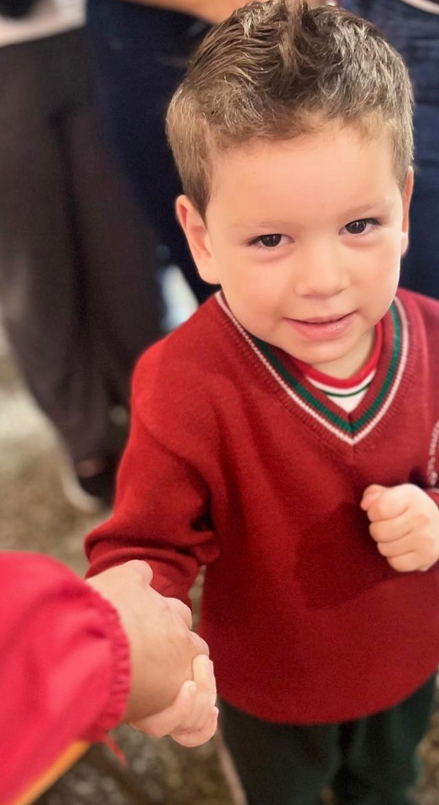 Docente cuidando a niños en Nivel Inicial