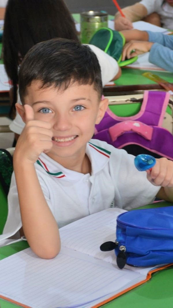 Alumnos de Nivel Primario estudiando