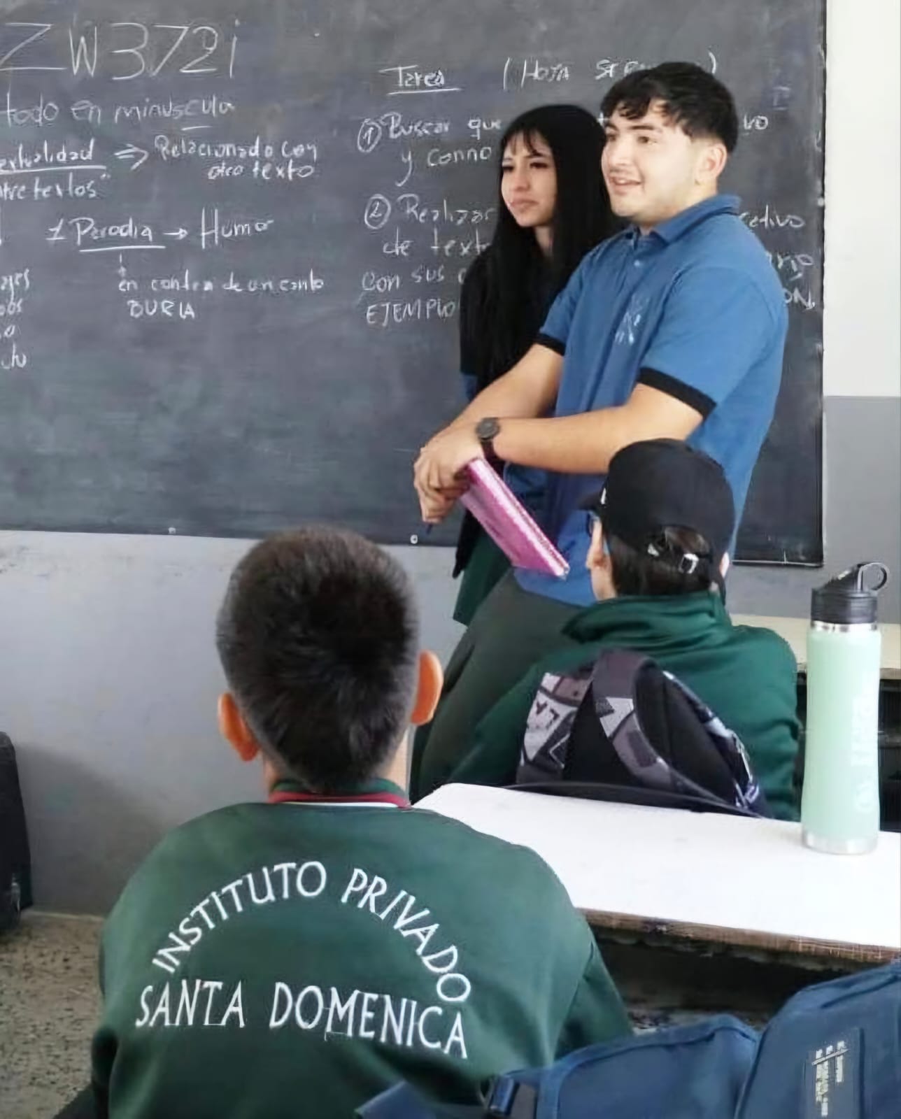 Jóvenes de secundaria en un debate o actividad de liderazgo